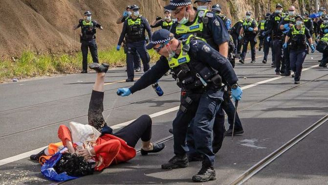 Police_Help_Elderly_Lady_With_Her_Sinus.JPG